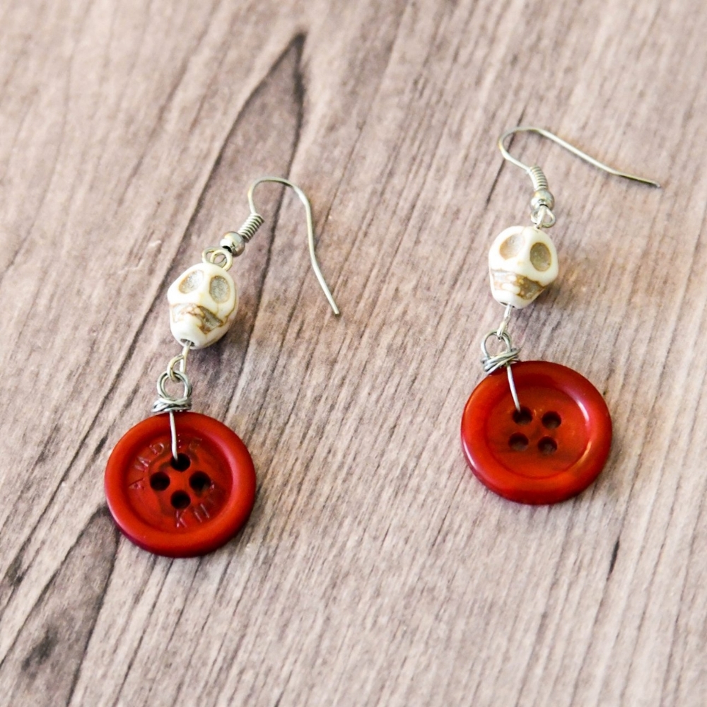 ❤️💀 Skull and button dangle earring 💀❤️